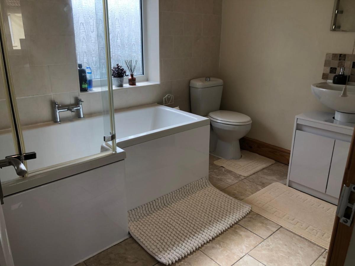 Edinburgh Street Home - Beautiful House With Free Parking And Wifi, Equipped With Comfy Furnitures Swindon Dış mekan fotoğraf