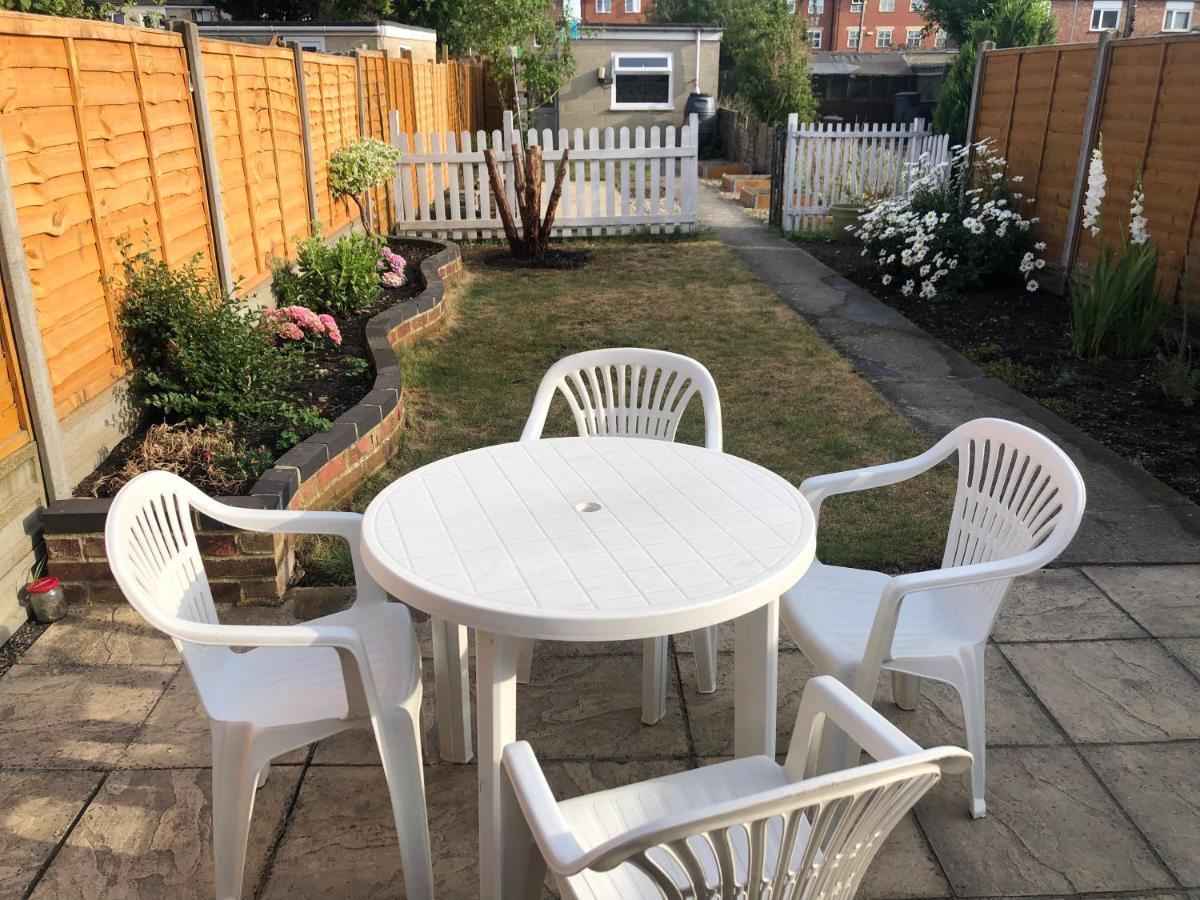 Edinburgh Street Home - Beautiful House With Free Parking And Wifi, Equipped With Comfy Furnitures Swindon Dış mekan fotoğraf